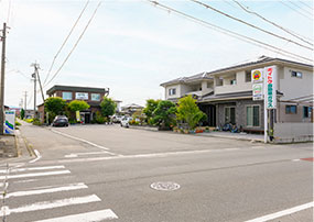 ・エムウェーブ方面から来られる場合、看板手前を左折